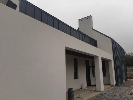 Professionell gestrichene und modernisierte Hausfassade